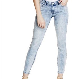Light wash Guess Low Rose skinny jeans